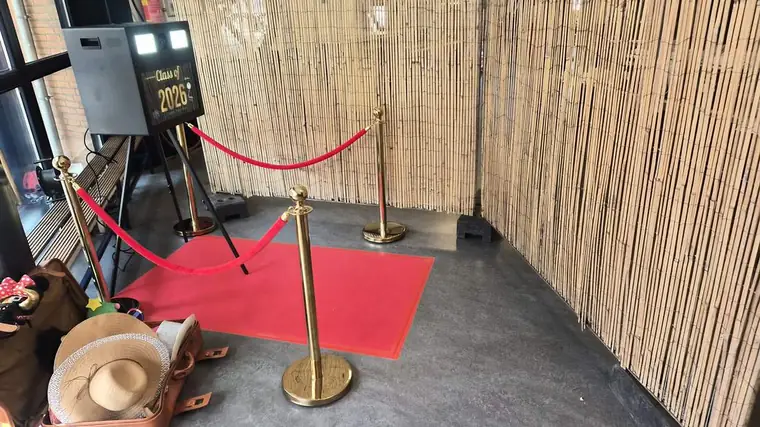 Photobooth met rode loper en gouden afzetpalen