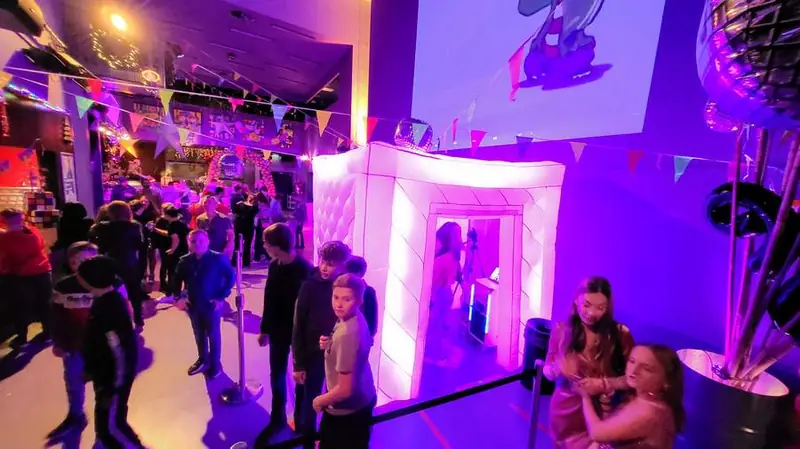 Witte opblaasbooth op een schoolfeest