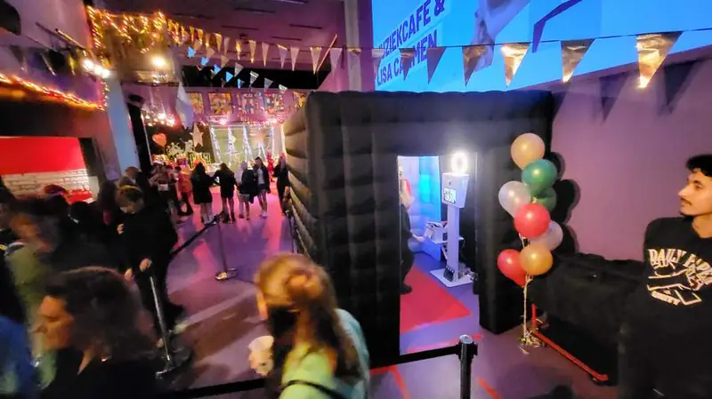 Zwarte opblaasbooth op een schoolfeest